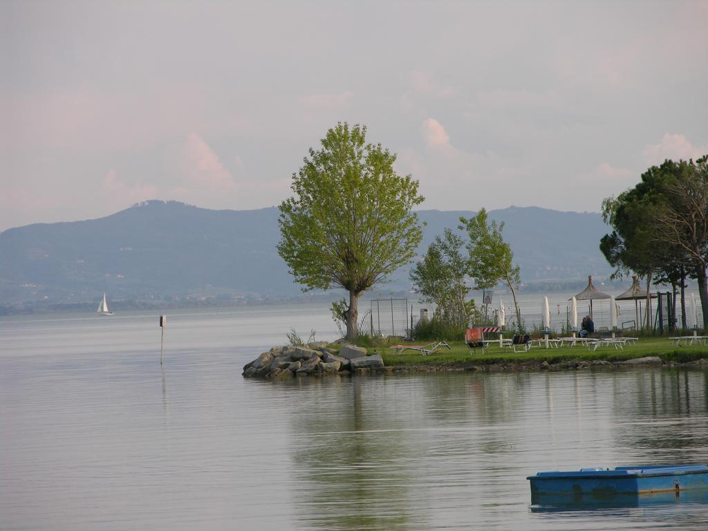 Appartamento Vacanze Magnolia E Glicine Tuoro sul Trasimeno Luaran gambar